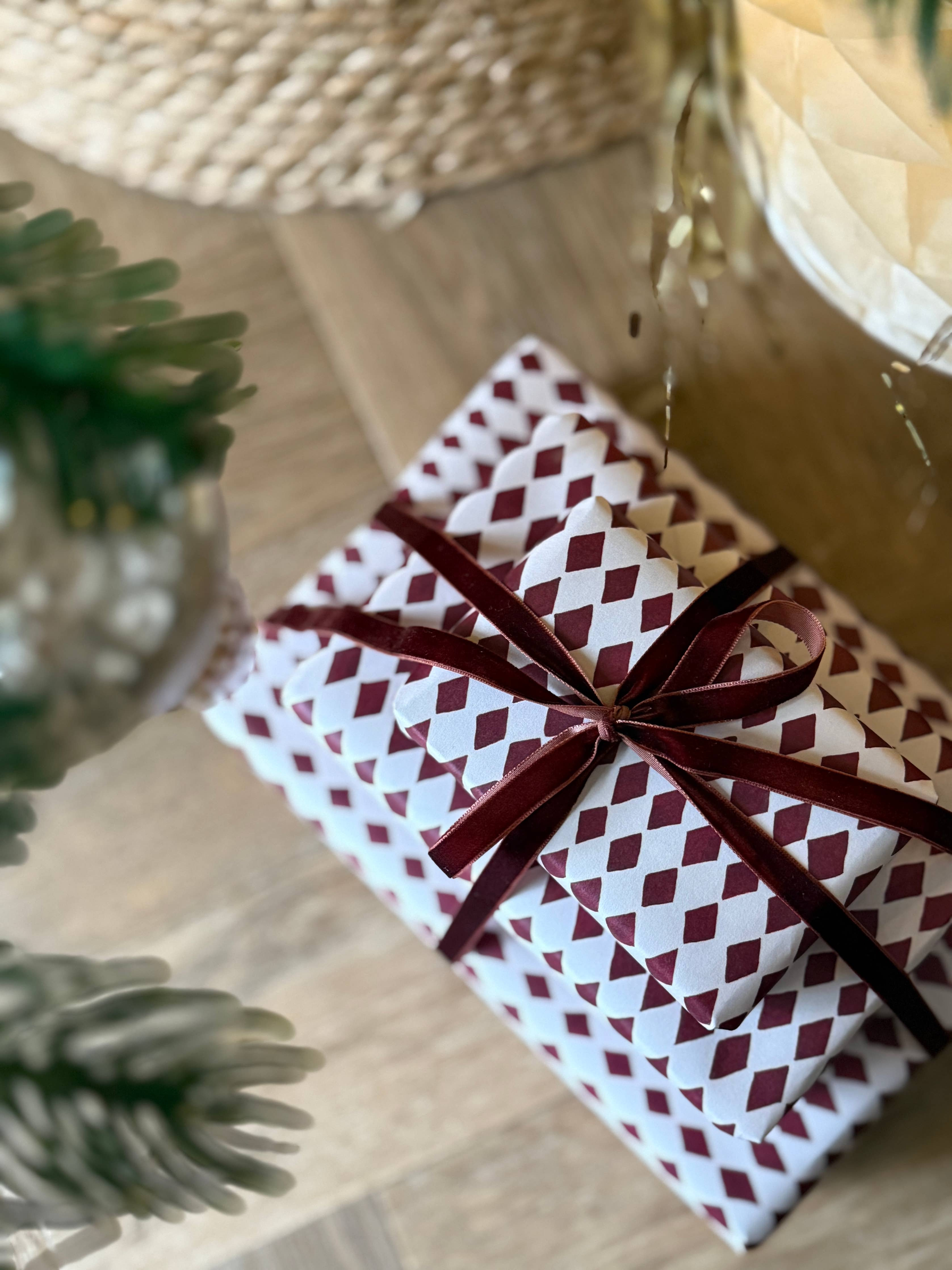DIAMOND RED HARLEQUIN LUXURY GIFT WRAP